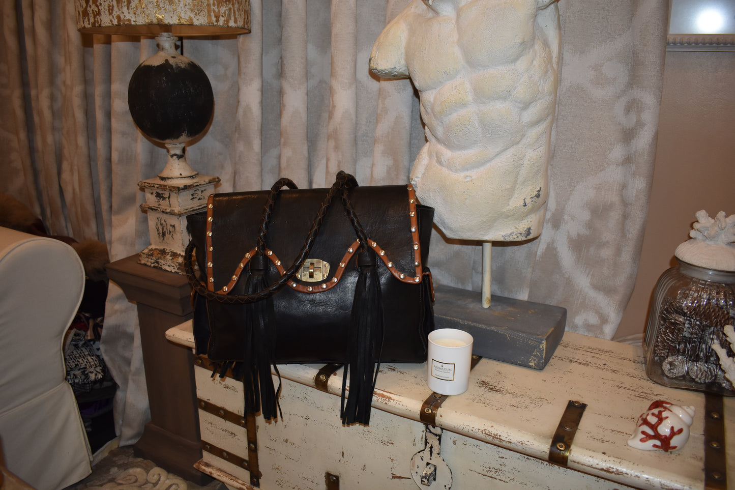 Bolso de Piel Negro con Detalles Western Chic