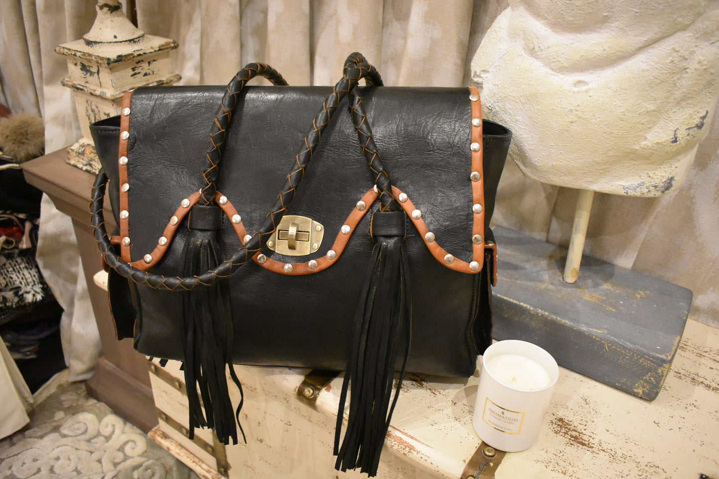 Bolso de Piel Negro con Detalles Western Chic