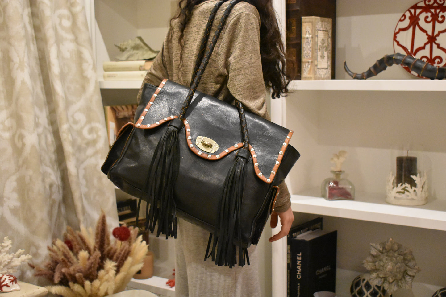 Bolso de Piel Negro con Detalles Western Chic