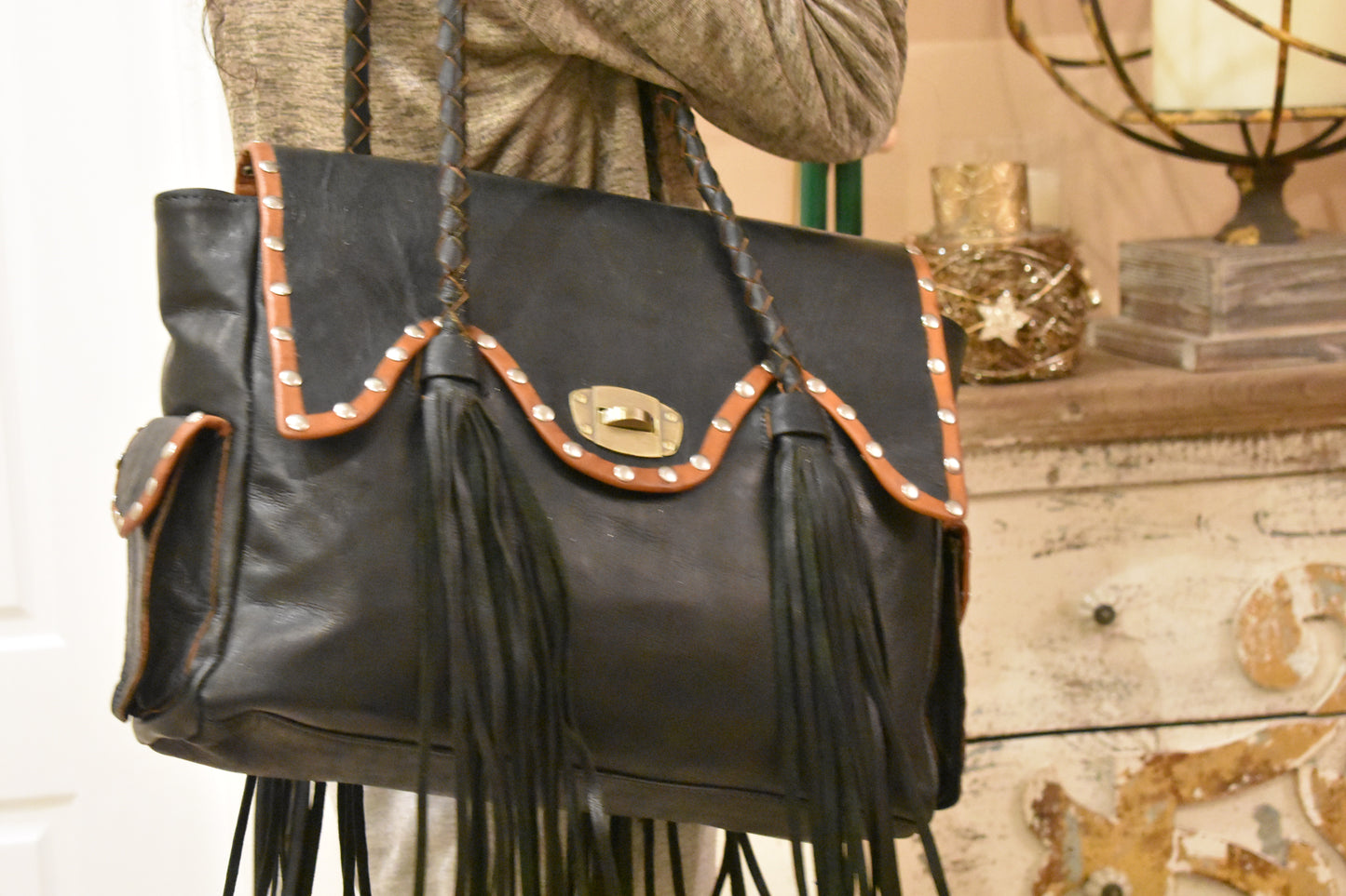 Bolso de Piel Negro con Detalles Western Chic