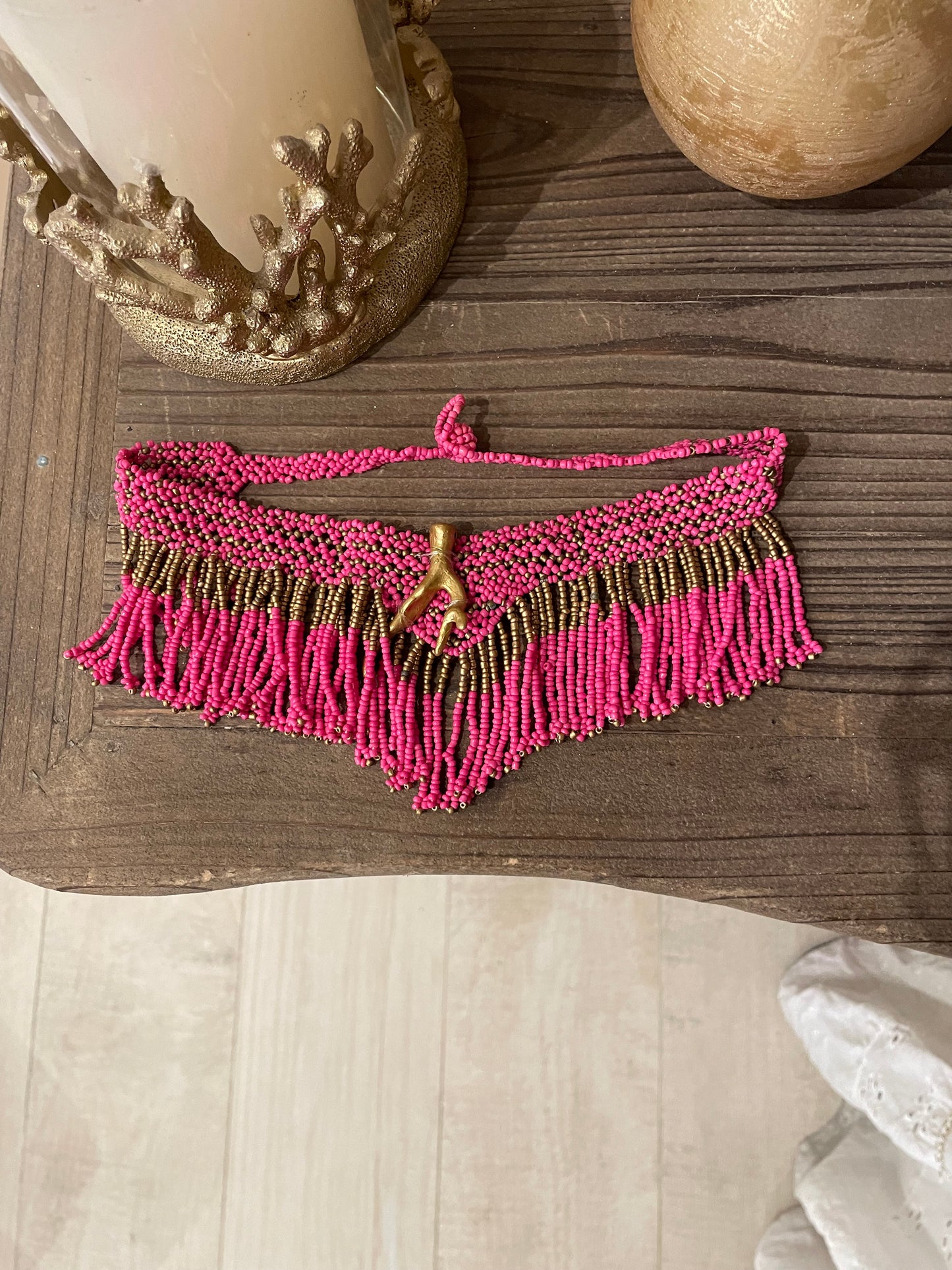 Collar rose coral