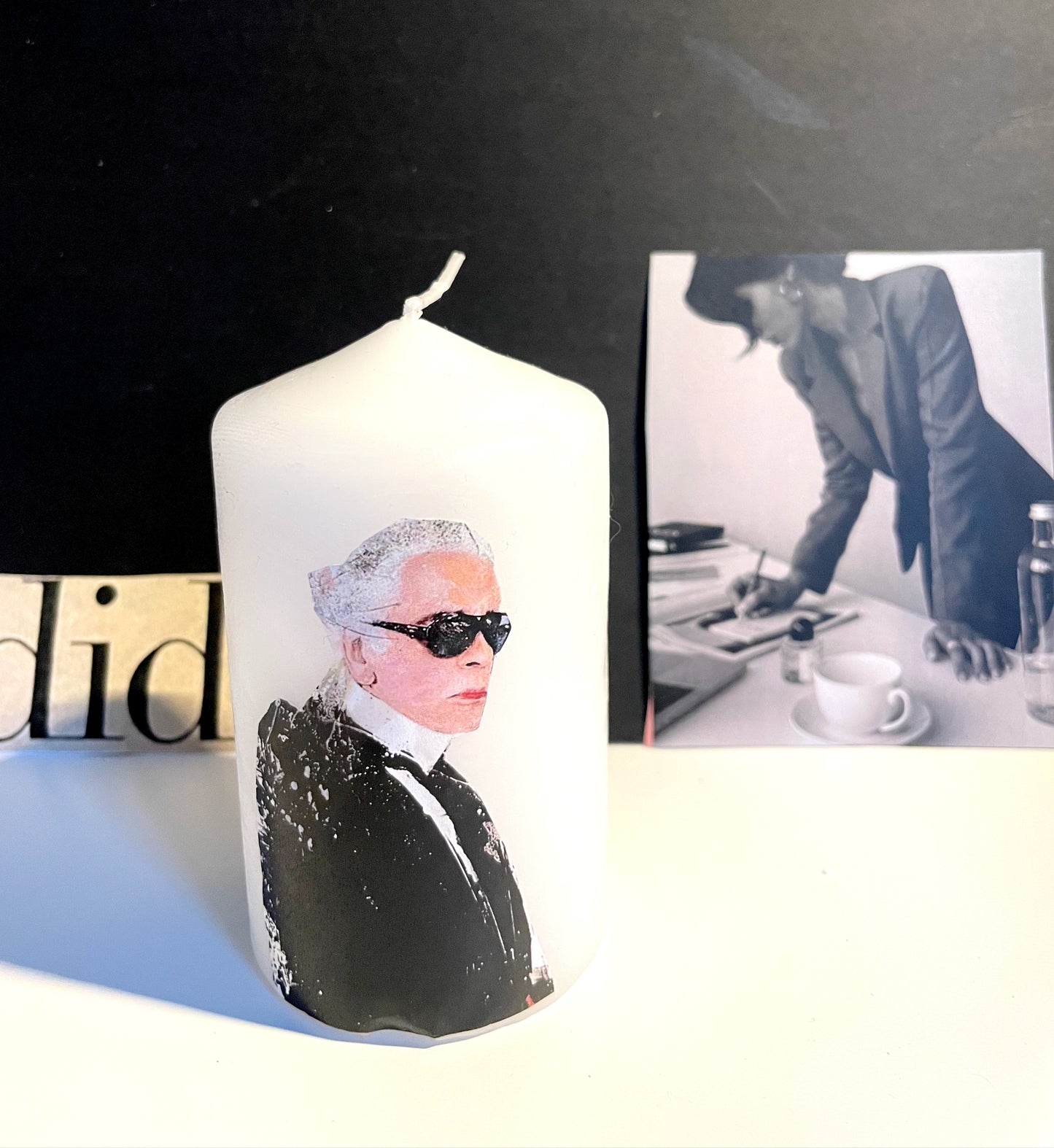 Vela Decorativa “Homenaje a Karl Lagerfeld”